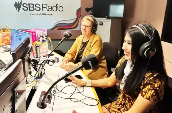 Lusia Efriani Kiroyan &ldquo;Cinderella from Indonesia&rdquo; (kanan) didampingi rekannya, Aila Willits, saat menjadi pembicara di SBS Radio yang beralamat di Level 2 Alfred Deakin Building Kota Melbourne Australia
